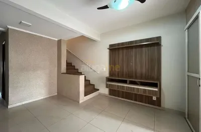 Sobrado no condomínio villa borghese ii, com 02 dormitórios e 02 vagas, frente ao lazer.