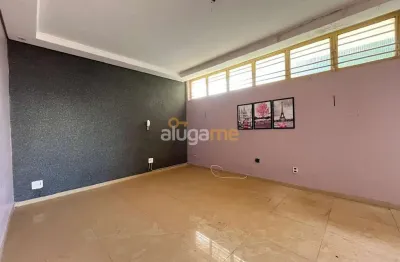 Casa residencial ou comercial, com 02 ambientes de sala, 03 dormitórios na frente e mais 03 salas nos fundos.