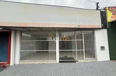Salão comercial com acessibilidade, com ampla fachada, com cozinha e edícula nos fundos.