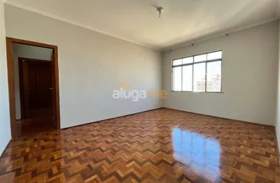 Apartamento amplo no centro, com 03 dormitórios (01 suíte) rico em armários, 01 vaga, portaria e elevador, andar alto.