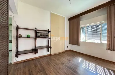 Apartamento no centro (edifício maria celeste), com 02 dormitórios, 01 banheiro e 01 vaga, com portaria e elevador.