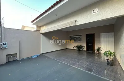 Casa com 03 dormitórios (01 suíte), 02 vagas e fundo coberto com cozinha, no bairro romano calil (sem mobília).