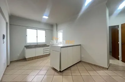 Apartamento com 01 dormitório e 01 banheiro, com sala e cozinha integrada, elevador e garagem.