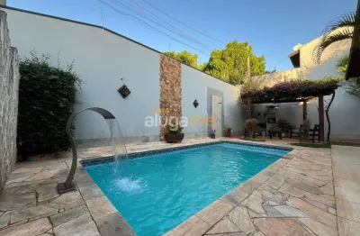 Casa com 03 dormitórios e amplo lazer com piscina com cascata com churrasqueira e varanda gourmet, com 02 vagas, no residencial machado.