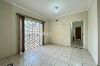 Salão comercial com elevador, 04 salas, 02 banheiros, cozinha e 01 vaga de garagem, na vila redentora.