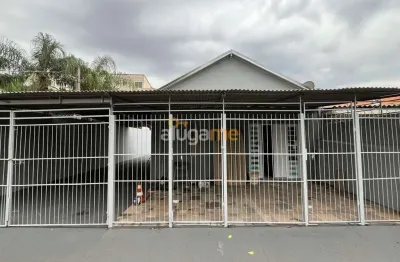 Casa comercial na vila maceno, com 03 vagas, 03 ambientes de salas e 02 banheiros.