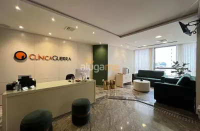 Sala comercial ampla no edifício atlas com fino acabamento e divisórias de vidro, elevador, recepção e garagem.