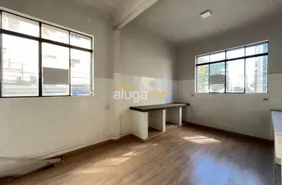 Sala comercial no centro, na galeria são luis, com 01 ambiente, no 1º andar.