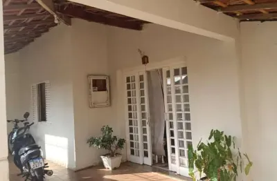 Sala ampla e conforto garantido: casa com corredor lateral por r$ 400 mil!