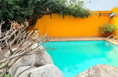 Confortável casa tipo para venda em pacaembu com 4 quartos, sendo 2 suítes, 362m²
