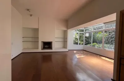 Versátil casa em condomínio para venda com 5 quartos, sendo 3 suítes, 300m²