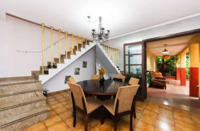 Elegante casa para venda em Ipiranga com 4 quartos, sendo 1 suíte , 196m²