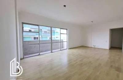 Apartamento reformado com 123m², 3 dorms e sacada no jardim do mar