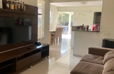 A casa térrea perfeita te espera! 2 suítes, piscina, gourmet e energia solar em localização nobre e estratégica.