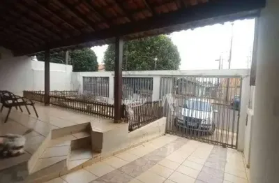 Casa com 3 quartos para alugar, 110 m² por R$ 2.500/mês - Maria Lúcia - Londrina/PR