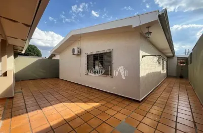 Casa com 4 quartos para alugar, 183 m² por R$ 3.500/mês - Califórnia - Londrina/PR
