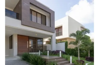 Casa em condomínio alto padrão, 4  quartos, 2 suítes, piscina, banheira