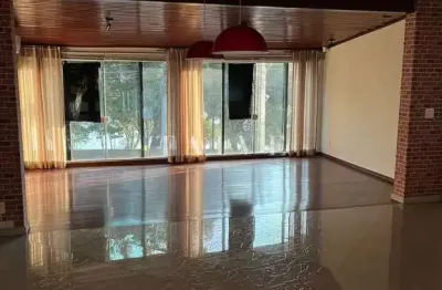 Casa residencial ou comercial de 400 m² para venda, 05 quartos (sendo 2 suítes) piscina, de frente