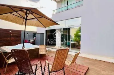 Casa estilo sobrado no condomínio varanda sul com 224 metros de área construída, hall de entrada com lustre pendente, 4 quartos sendo duas suítes