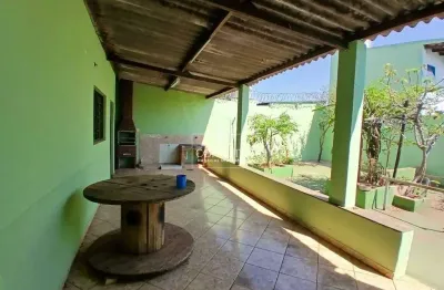 Sobrado com 3 pavimentos disponível para locação no bairro planalto, em uberlândia (mg),