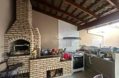 Casa no bairro cidade jardim, 190 m² de construção, 3 quartos sendo 01 suíte, 02 vagas de garagem, área gourmet