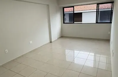 Aluguel – apartamento beira-mar em cabo branco   av. cabo branco, – joão pessoa/pb   detalhes do imóvel:  área: 176 m²  04 quartos, sendo 03 suítes  dce completo