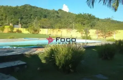Excelente chácara com piscina / mobiliada / salão de jogos / 05 dormitórios com 2 suítes / 190 m² de construção / 2000 m² de terreno / jacareí - guararema