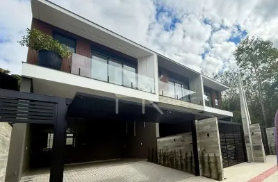 Sobrado com 3 quartos, suíte master, 4 vagas e deck – anita garibaldi - joinville
