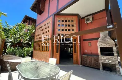 Casa em condomínio fechado a 50m do centrinho e shoping 400 m da praia.