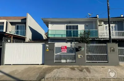 Casa com 3 quartos para alugar na Rua Padre Bernardo, 523, Nova Brasília, Joinville