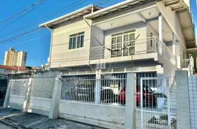 Linda casa 4 quartos com 1 suíte - bairro  barreiros / são josé - sc.