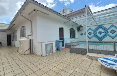 Linda casa com 3 quartos sendo 1 suíte.  Barreiros, São José/SC