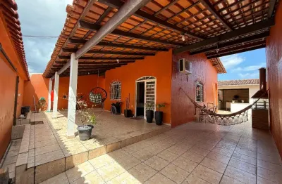 Planalto/ cond. jardim versalhes. casa com 3 quartos sendo 2 suites, sala para 2 ambientes e 3 vagas