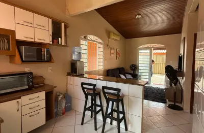 Planalto/ cond. jardim versalhes. casa com 3 quartos sendo 2 suites, sala para 2 ambientes e 3 vagas