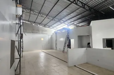 Alugo galpao com 800m2, 4 salas sendo 2 com anexo, pronto para receber carreta. coroado.