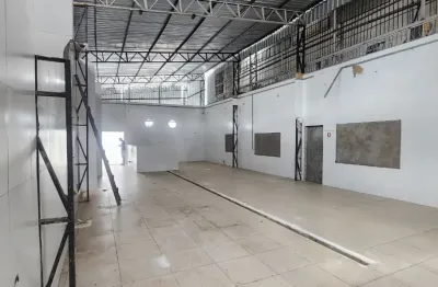 Alugo galpao com 800m2, 4 salas sendo 2 com anexo, pronto para receber carreta. coroado.