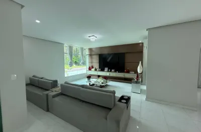 Condomínio alphaville 3 – vende-se casa duplex com  5 suites, sala para 4 ambientes e 10 vagas.