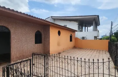 Casa de esquina localizada no bairro dom pedro, com 3 quartos sendo 1 suíte