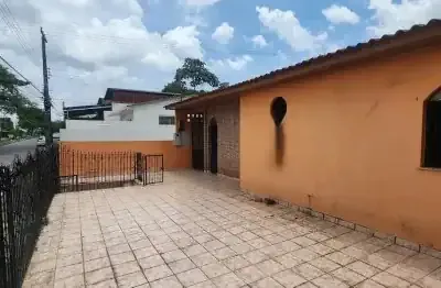 Casa de esquina localizada no bairro dom pedro, com 3 quartos sendo 1 suíte