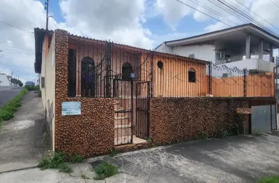 Casa de esquina localizada no bairro dom pedro, com 3 quartos sendo 1 suíte