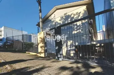 Casa com 2 quartos para alugar na Rua Cesare Cambruzzi, Vinhedos, Caxias do Sul