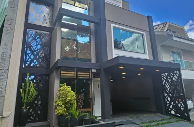 Sobrado triplex em condomínio fechado com 4 quartos, 254m2 de área construída e vista privilegiada para o bosque preservado em são josé dos pinhais.