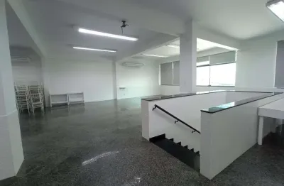 Espaço comercial amplo e bem localizado na vila mathias. perfeito para clínicas, consultórios ou coworking. agende sua visita com a consultare!