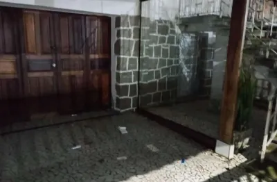 Casa com 3 quartos para alugar na Rua Oswaldo Cochrane, Embaré, Santos