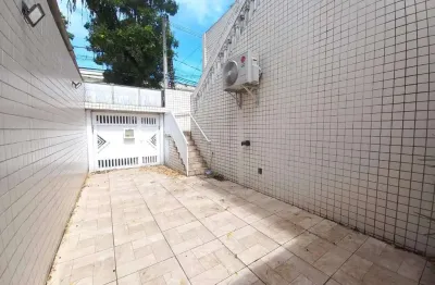 Casa sobreposta locação comercial, localizada no bairro campo grande em santos/sp., 180m², vaga para 2 carros;