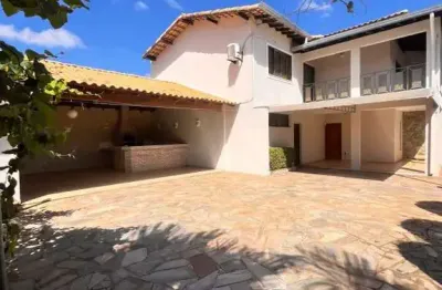 Casa para venda em uberlândia, brasil, 4 dormitórios, 2 suítes, 1 banheiro, 6 vagas