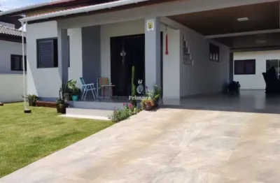 Casa de 2 quartos, 2 vagas de garagem, edícula no balneário rincão