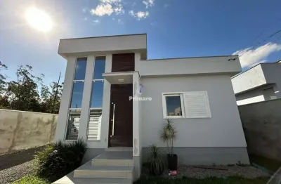 Casa com 2 quartos, pé direito duplo, 1 banheiro, terreno amplo, semimobiliada