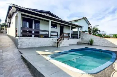 Casa de 3 quartos com edícula, 2 garagem bairro montevideo, criciuma