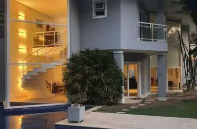 Casa deslumbrante com 5 suítes, piscina e área gourmet no vale de itaipú